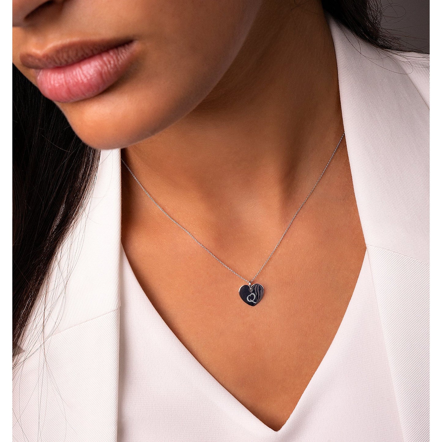 One Element Herz mit Gravur Q Buchstaben Anhänger aus 333 Weißgold