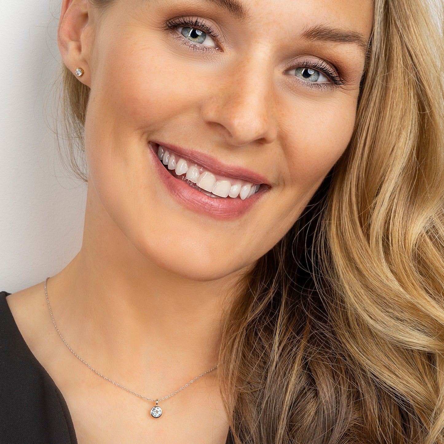 One Element Blau Topas Zarge Anhänger aus 333 Weißgold