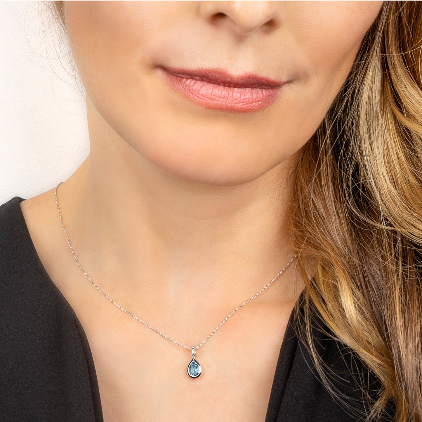 One Element Blau Topas Anhänger aus 333 Weißgold