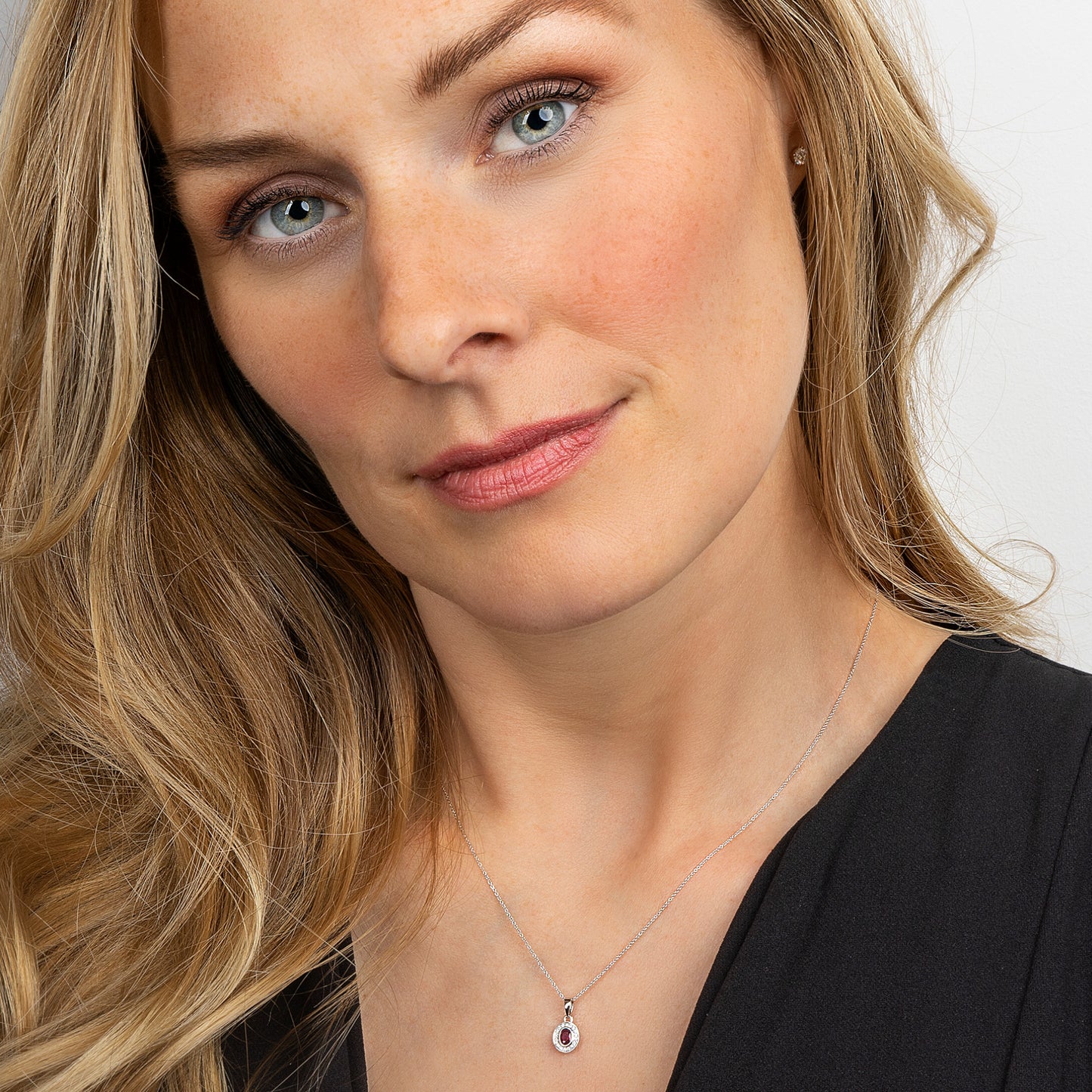 One Element 0,04 ct Brillant Diamant Rubin Anhänger aus 585 Weißgold