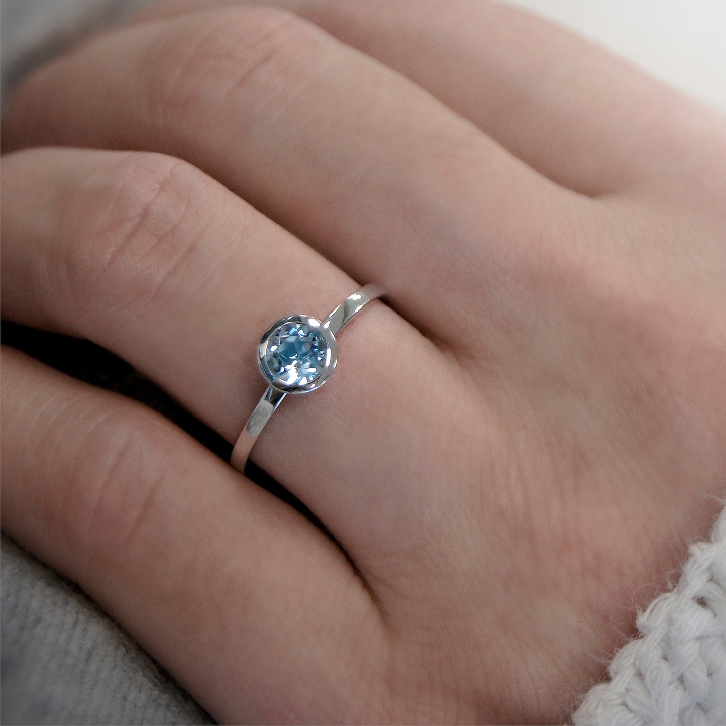 Blau Topas Ring aus 333 Weißgold